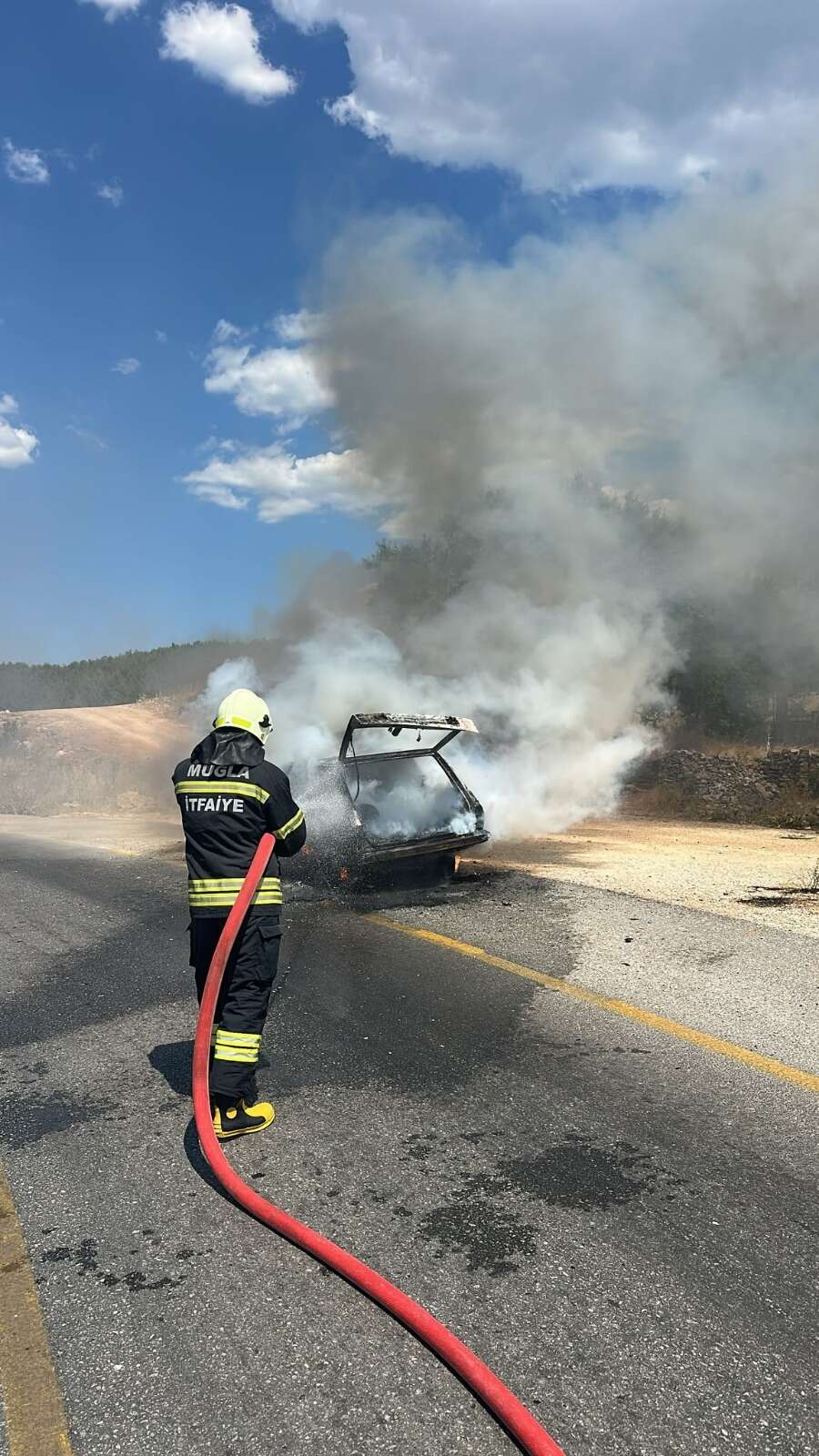 Muğla'da Otomobil Alevlere Teslim Oldu 2